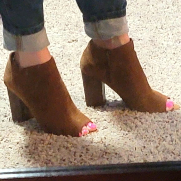 Open toed brown booties - Picture 2 of 7